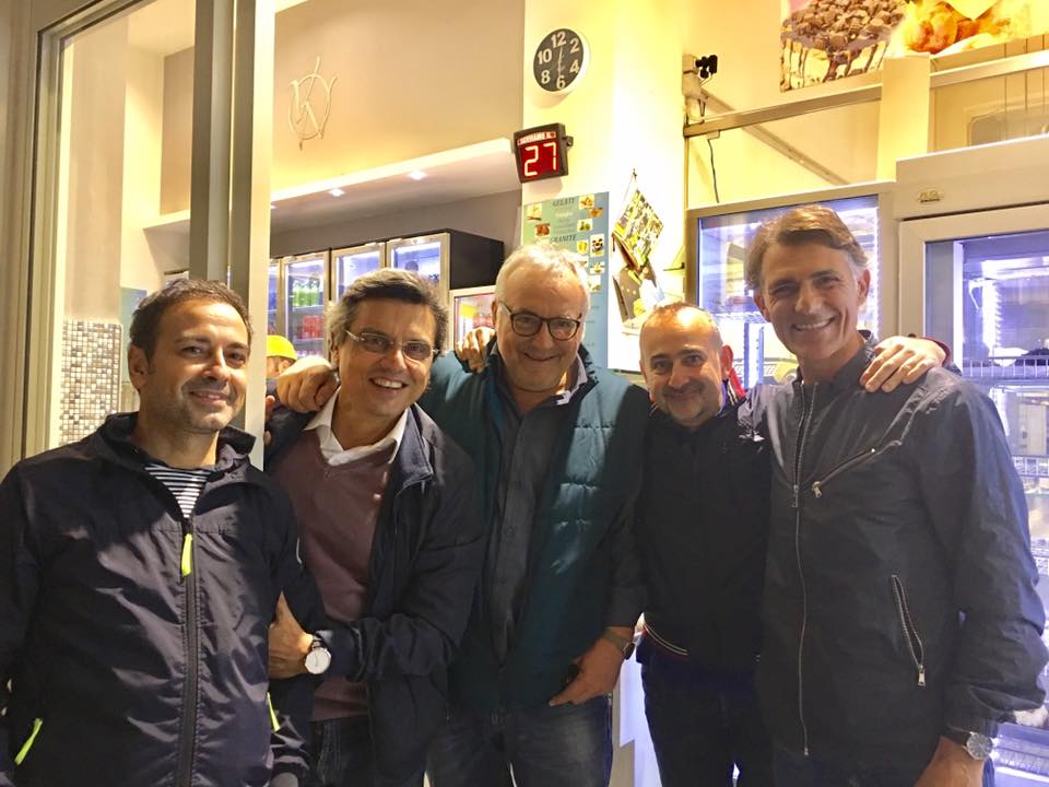 SalvoLaRosatv's tweet photo. Eravamo 5 amici al Laboratorio di Via Napoli a Catania.Con @GinoAstorina,#PlinioMilazzo,#GaetanoPappalardo e @MauriPell,tra iris,cornetti,fagottini e battute abbiamo fatto notte ridendo di gusto:sorridiamo alla Vita,godiamo delle piccole cose,degli affetti e degli amici più cari. https://t.co/LggtjzYHGu