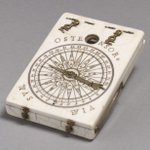 コンパス？!でなかった!ドイツ製の携帯用の日時計!オシャレですね!