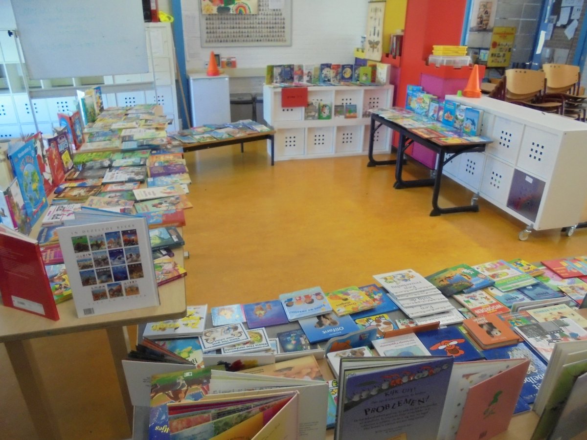 Klaar voor de KoninginEmmakinderboekenruilbeurs.....