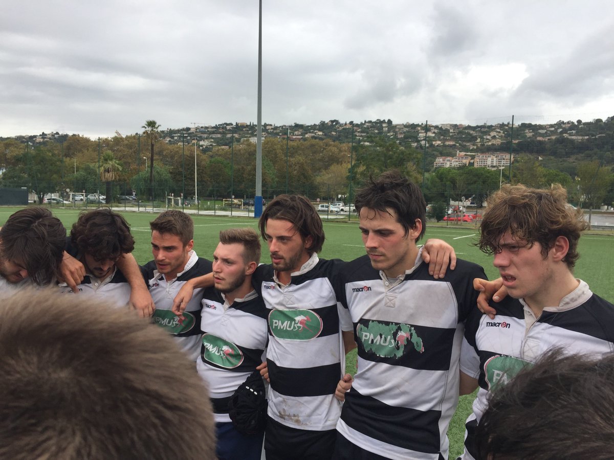 Franckluccisano's tweet photo. No pain, no gain! 3 heures sous une pluie battante pour la Rugby Team de @SKEMA_BS qui remporte le premier tournoi académique de la saison! Pour les soutenir: https://t.co/dl8OO3nyRF; #WeAreSkema; #sportskema🏆🏆🏆 https://t.co/zpdPOH2TH9