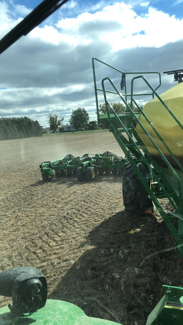 farmboy8400's tweet image. Is that the sun? And dust?
A rare sight this fall...
Just keep planting
Just keep planting 
#OntAg 
#fromthefield 
#plant18