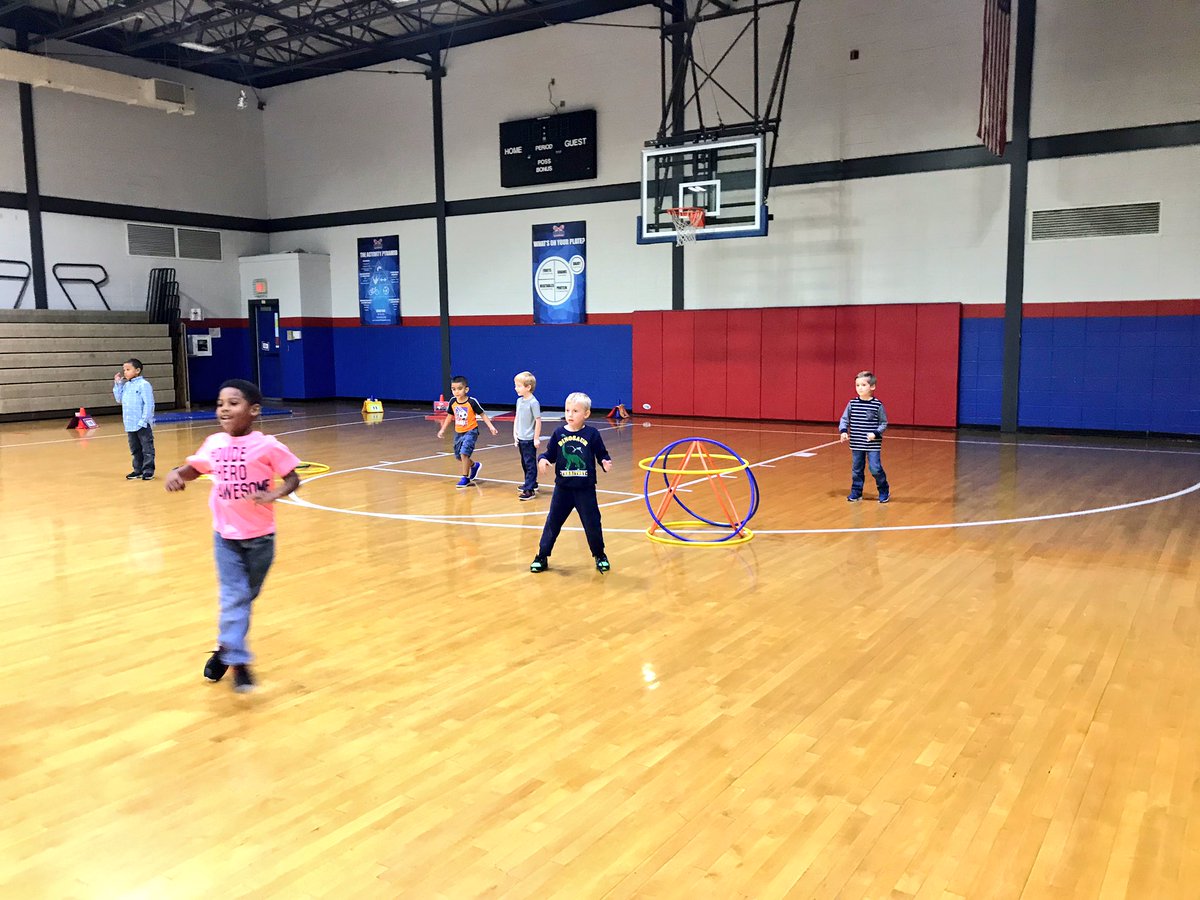 CandaceYoung37's tweet photo. I LOVE seeing all this #Movement going on during #KindergartenPE @MadisonKAcademy @NewsMCS #Castleball https://t.co/0SGa6MPpCn