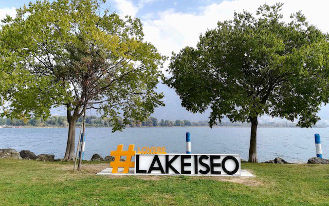 InfoLagoIseo's tweet photo. Installata anche a #Lovere sul #lagodiseo l'innovativa e caratteristica #SocialBench.
https://t.co/hnQBSPhVCF 
#visitbergamo #visitlakeiseo #inLombardia #italiait #borghitalia #italianvillages https://t.co/KfLvCNVzsr