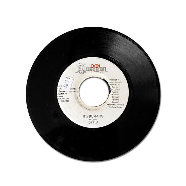 _selector's tweet photo. Life is worth more than gold #NP Sizzla - “It’s Burning” @sizzlakalonjimuzik @sizzlaa876 #Sizzla #SizzlaKalonji #ItsBurning #7inch #45rpm #Vinyl #Record #Single #ReggaeVinyl #Reggae45 #DonCorleon #DonCorleonRecords #InTheStreetzRecords #2003 #DonovanBennett #Vendetta #GoodTo… https://t.co/aPLN5e7U8w