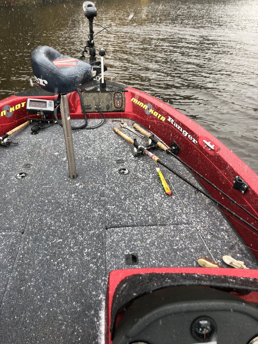 Jimbean32Olson's tweet photo. 32 degrees n snow! #fallmuskies #Rangerboats #evinrudeetec https://t.co/iHhokrl0QZ