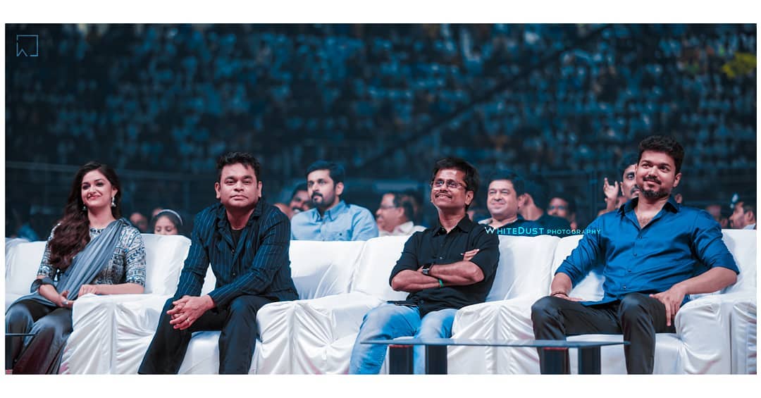 ARRahmanFC24x7's tweet photo. #SarkarAudioLaunch
📷 #WhiteDust Photography
@actorvijay @ARMurugadoss @arrahman @KeerthyOfficial https://t.co/BAAfRRVQI4