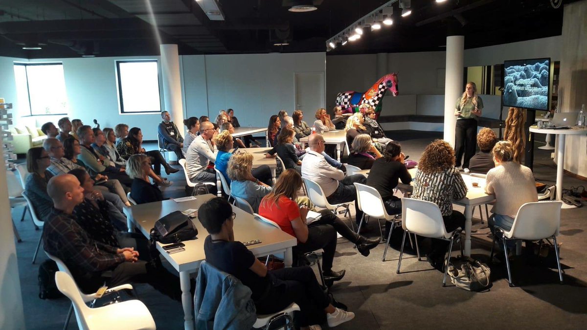 Duwtje's tweet photo. 👮♀👮♂ Toffe dag @Politie met 300 communicatie mensen die meer willen weten over #gedragsverandering #VDC18 #Politie
@ArankaMSc & Finn doken in politiepraktijk met een inspiratieboost ontwikkeld op basis van de nieuwste wetenschappelijke inzichten. #duwtjenodig https://t.co/w57Rrz99LO
