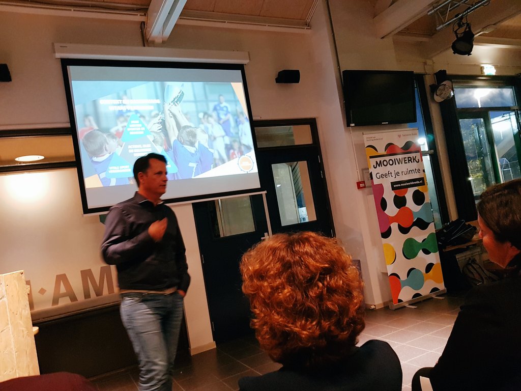 Prikkelend verhaal van Roy Simons @NegenSX tijdens Sportcafé <a href="/BredaActief/">Breda Actief</a> <a href="/mooiwerkbreda/">MOOIWERK</a>: 'Zoveel potentiële sporters in Breda, maar jullie (sportclubs) laten de kansen om ze binnen te halen onbenut!'