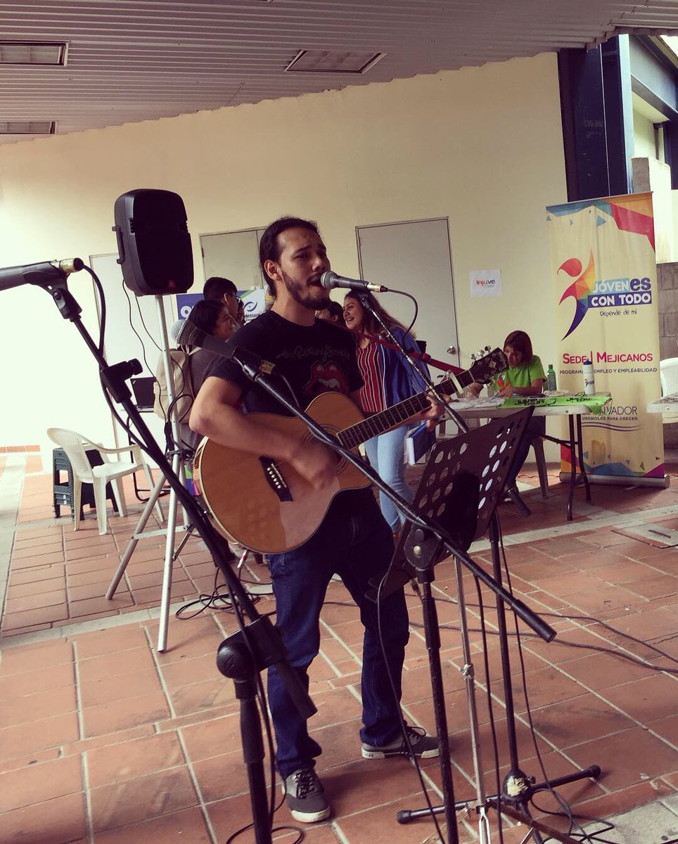 ASEDUCASV's tweet photo. Micrófono abierto en la Peña Cultural de la II Feria Jurídica de la #SED2018 🎉🎤🎶.

Nos deleitaron con su talento algunos estudiantes de Ciencias Jurídicas ¡Gracias!.

¡Estaremos en La Plaza de los Estudiantes por La Paz, hasta las 4:30 pm! ¡Te esperamos! https://t.co/bI85YU8wWr