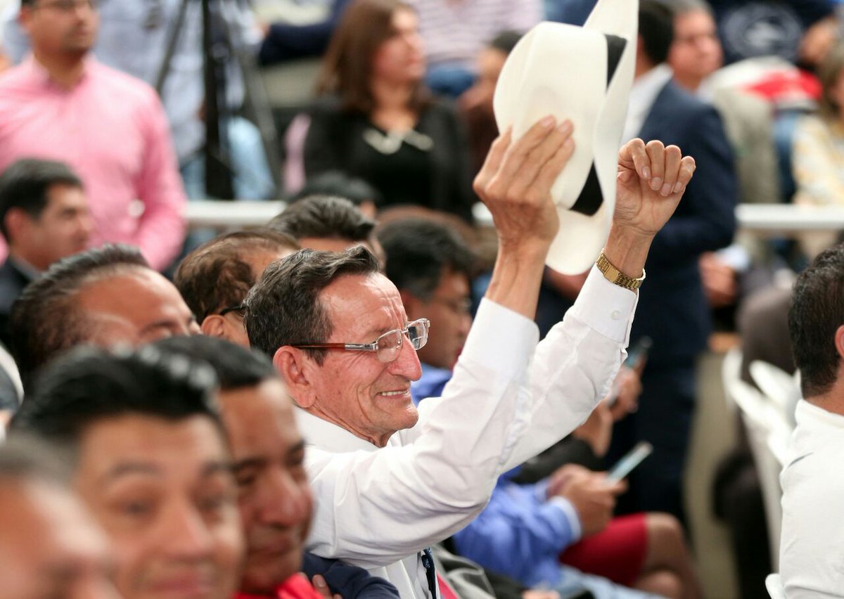 Lenin's tweet photo. ¡Lo prometimos y cumplimos! Confiamos en los que más necesitan, y para apoyarles, entregamos más de $6 mil millones en créditos para sus emprendimientos. ¡Sueñen y cumplan sus sueños, porque el Gobierno les cuida #TodaUnaVida!

#EsHoraEmprendedor https://t.co/qYJhyUHdqT