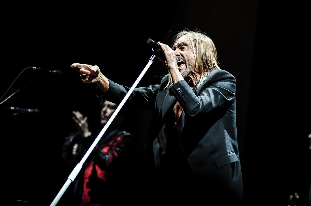 LiveNation's tweet photo. We're reminiscing on the @foofighters epic 🤘 #CalJam18 last weekend w/ @IggyPop, @garbage, @GretaVanFleet & more! #TBT https://t.co/o759JEM7u6