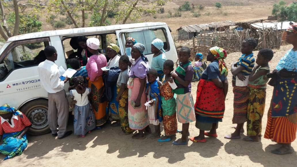 Myngira's tweet photo. If well being and happiness of the other person/other people isn't a goal in one's life, then life lacks it's worth, Out in the hills of Dowa is Guma village, one of the hard-to-reach areas. Thanks to HCWs' of the SDA Faith from the City of Lilongwe for their sacrificial service. https://t.co/PVdtNSgg2Q