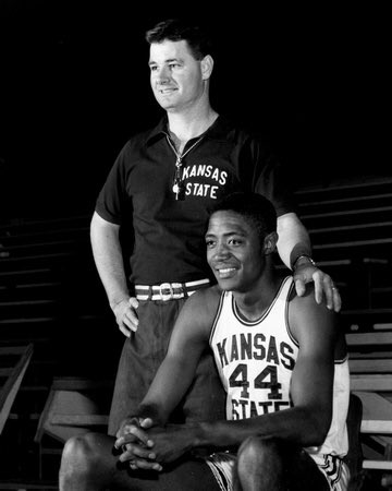 oldtimebuckets's tweet photo. The mastermind behind the Triangle offense, Tex Winter was one of the greatest basketball minds ever.
Rest In Peace Tex.
#RIPTexWinter https://t.co/mvC6X21bWb