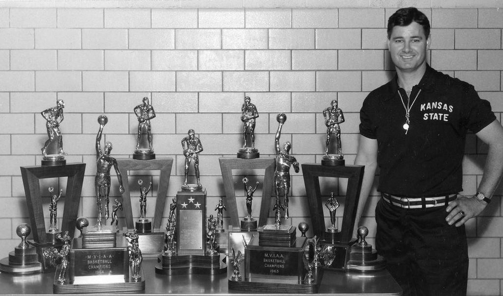oldtimebuckets's tweet photo. The mastermind behind the Triangle offense, Tex Winter was one of the greatest basketball minds ever.
Rest In Peace Tex.
#RIPTexWinter https://t.co/mvC6X21bWb