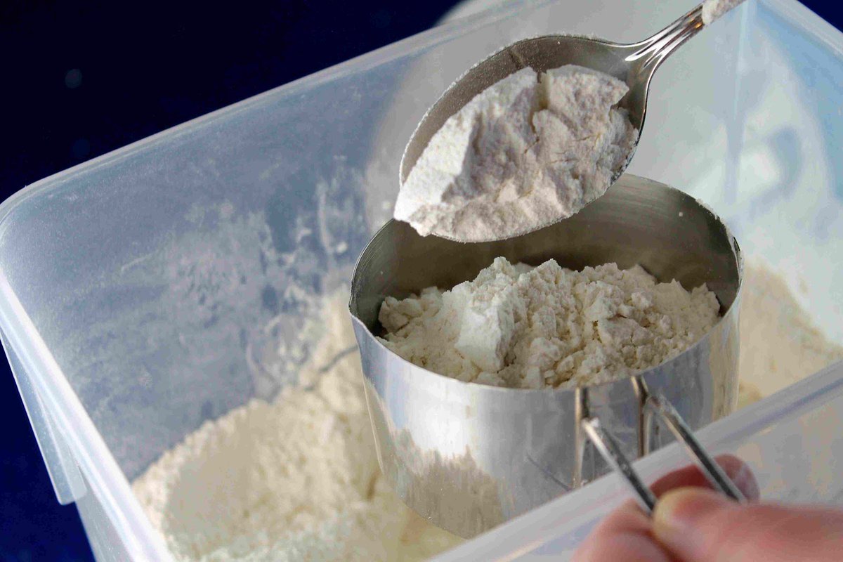PaulWayneFood's tweet image. #ProTip: For the most accurate flour measurement, spoon it lightly into a dry measuring cup, then level it off with a knife. Never dip the measuring cup into the flour — you'll have too much flour, and end up with tough, dry cookies.
#PaulWayne #CookieTips