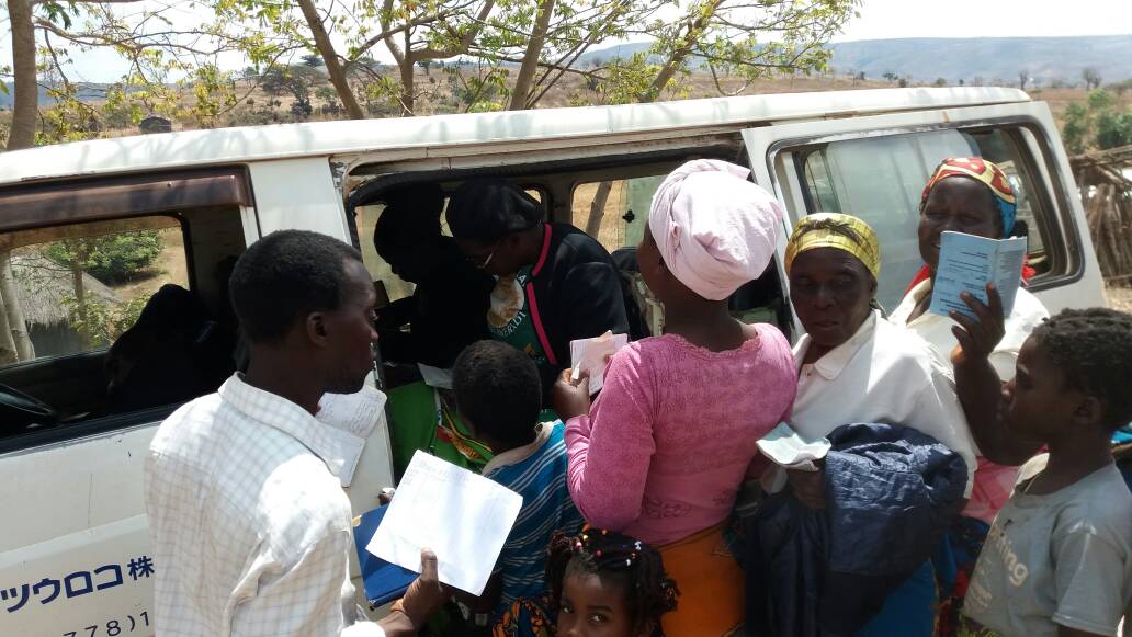 Myngira's tweet photo. If well being and happiness of the other person/other people isn't a goal in one's life, then life lacks it's worth, Out in the hills of Dowa is Guma village, one of the hard-to-reach areas. Thanks to HCWs' of the SDA Faith from the City of Lilongwe for their sacrificial service. https://t.co/PVdtNSgg2Q