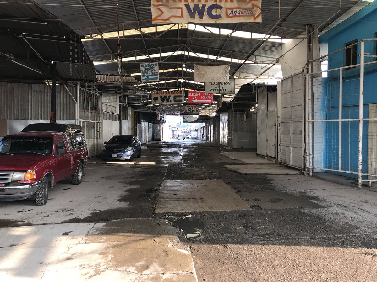 munMandie's tweet photo. @JavierLopezDiaz en #texmelucan tianguistas cierran calles de la periferia del tianguis, no basta con el desorden y basura que dejan el martes y las autoridades bien gracias https://t.co/lgF8Ctsk3D
