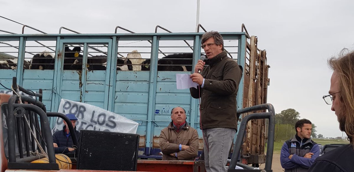 #ProtestaLechera 🐮💪 

"El gobierno tiene q salir del estado de autismo. Tiene q aparecer el precio y plazo. Debe aparecer la plata que falta y está en la cadena. Tienen q derramar las industria y las cadenas comerciales." <a href="/MdeVelazco/">Matias de Velazco</a>