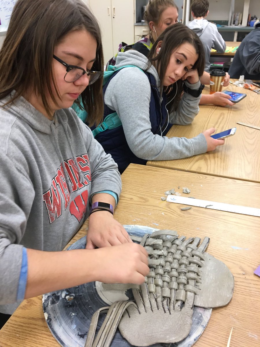 CycoxZ's tweet photo. Weaving ceramic slabs #heartstrings #senior18 #artoftheday #ReedsburgPride https://t.co/RMr9fATPsA