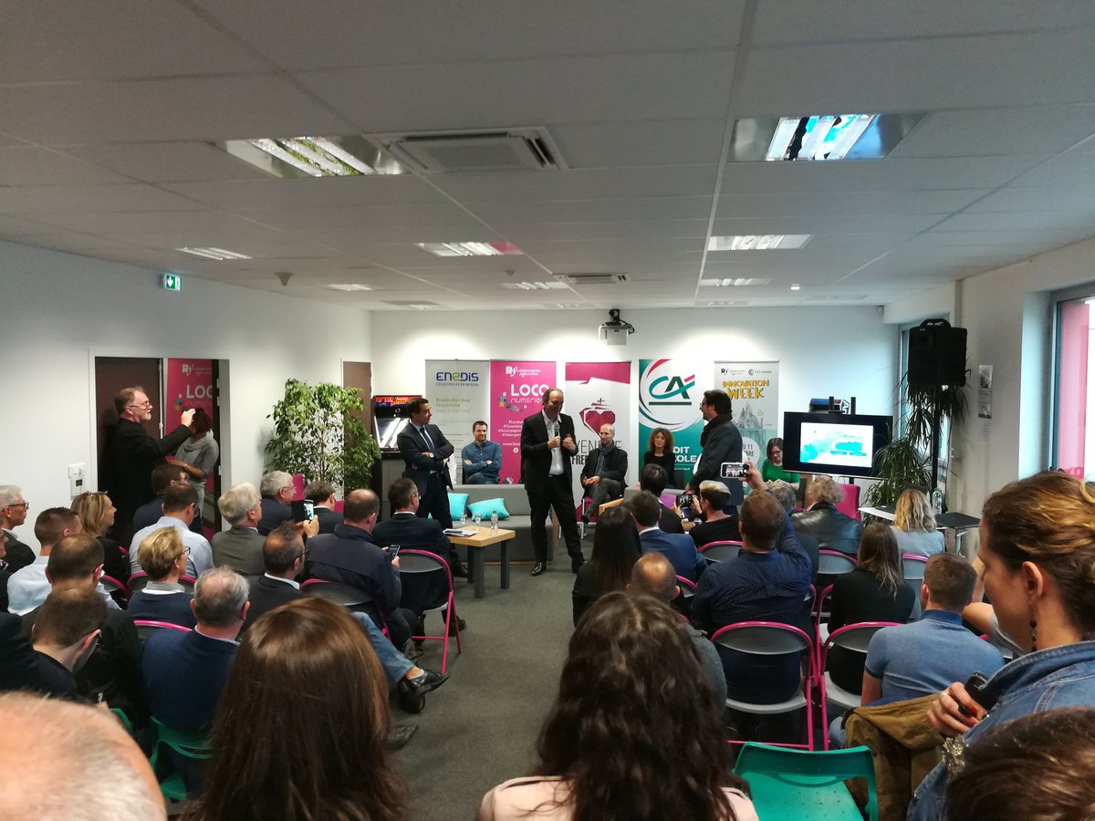 Attractive_Web's tweet photo. Début de la conférence de @Xavier75 à la @Loconumerique https://t.co/gQVsDpQfQ2