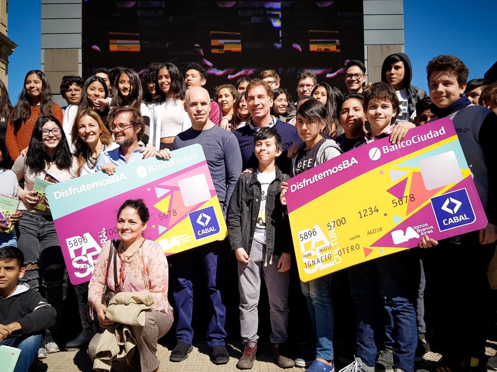 jpbarriosdelsur's tweet photo. 🤹‍♀️🎭PASE CULTURAL 📽🎞

En el día de ayer @horaciorlarreta junto a @diegosantilli @eavogadro y @Soledad_Acunia . Lanzaron el #PaseCultural la puerta de entrada, para que jovenes de 4to a 6to año  accedan a las ofertas culturales de la ciudad. #VamosBA https://t.co/7NFC3PCcz6
