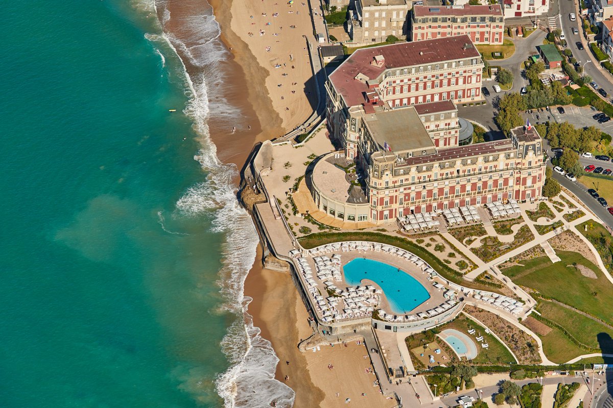 L'Océan a son palace 🌊
Saviez-vous que l'Hôtel du Palais est en forme de «E» comme l'Impératrice Eugénie ? 
hotel-du-palais.com