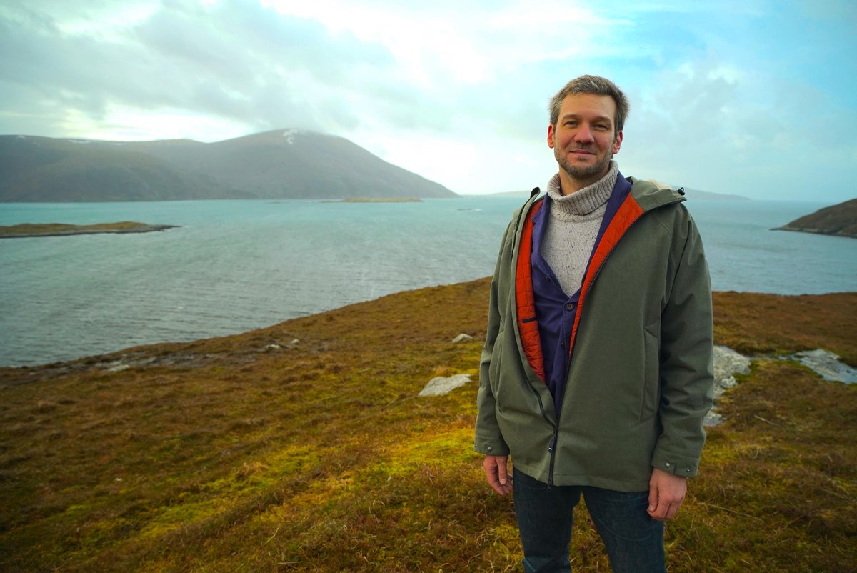 4Viewers's tweet photo. Tonight at 9 on Channel 4, @CharlieLuxton is on hand to help a family of 5 build their dream home using materials from over 1000 miles away, Poland to be exact! It's brand new #ImpossibleBuilds. https://t.co/BT08iHgnyu