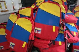 ClapGuanta's tweet photo. El alcalde del municipio Guanta .@MarceloGalvis entregó 1.200 bolsos y útiles a estudiantes de educación básica en comunidades rurales. El  jefe local agregó que serán repartidos tres mil combos escolares en diversos planteles de la localidad #SoyComunicadorClapAnzoátegui https://t.co/QYXIypBcgY