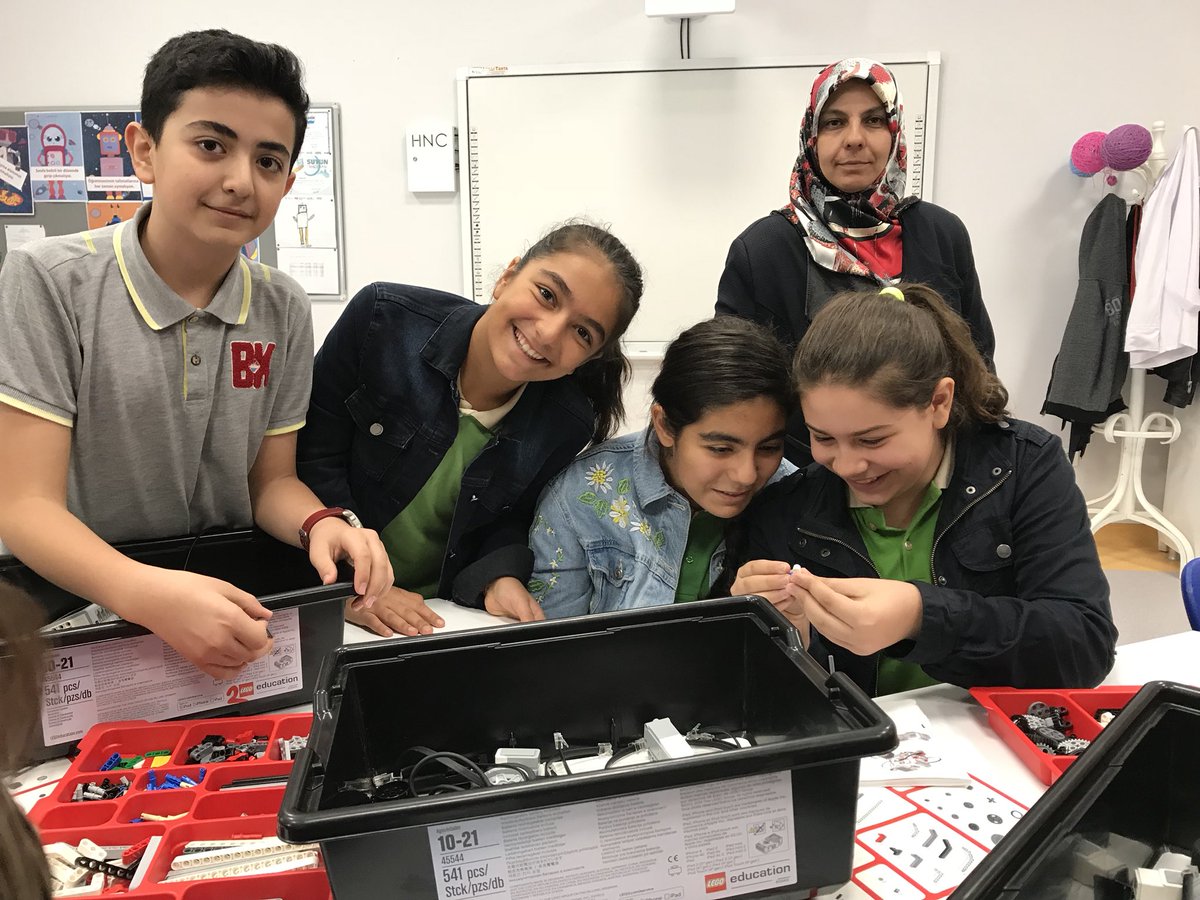 elazigbahcsehir's tweet photo. Robotik kodlama dersi kapsaminda Avrupa Kodlama Etkinlik haftasi (Code Week) dolayısıyla 7-A sınıfı öğrencileri Elazığ Bahçelievler Ortaokulu 7.sınıf öğrencileriyle birlikte Ev3 robot kodlayarak çalıştırdılar.🤖🕹 #BKcoding #Bahcesehirkodluyor
#CodingEu
#CodeWeek https://t.co/ggQI6omcZ9