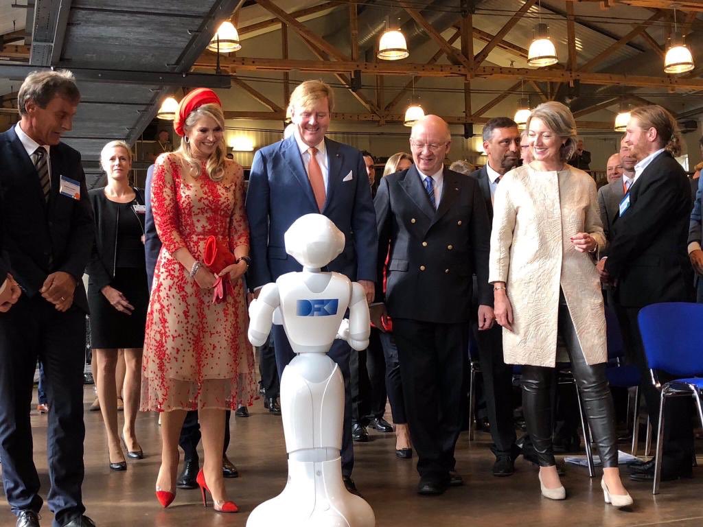 #NLGermany <a href="/NLhandelsmissie/">NLhandelsmissie</a> <a href="/RVO_Int_Ond/">RVO Internationaal</a> smart Industry ontvangt Hunne Majesteiten met Pepper