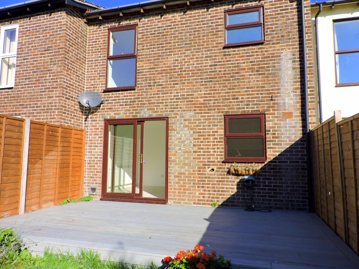 Available Now with garage 3 bedroom with garage and parking £ 925 pcm call Leaders Fareham #property  <a href="/LeadersLimited/">Leaders</a>  #Fareham @PropertyHants