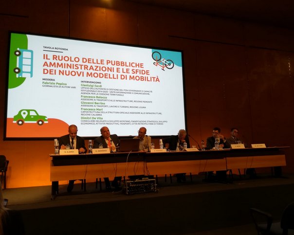 ComunediGenova's tweet photo. 🔜📲🚎 #Biglietto unico per tutti i mezzi di trasporto pubblico, migliore tariffa disponibile e maggiore facilità nel reperire i titoli di viaggio. #SIBIT, il progetto per uno standard italiano di bigliettazione elettronica di cui il @ComunediGenova è capofila @Pongovernance https://t.co/lNuNFEpPqS