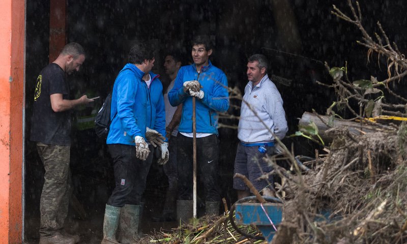 ArzobispoSaiz's tweet photo. Rafael Nadal ha ofrecido las instalaciones de su academia de tenis a los afectados por las inundaciones en Mallorca, y ha colaborado con los vecinos de sant Llorenç achicando agua, barro y escombros. ¡Un campeonísimo en las pistas y también en la vida diaria! https://t.co/DTYGW3KgY4