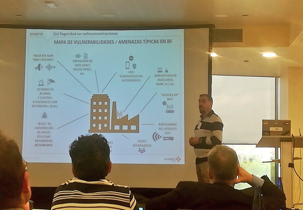 JoanFiguerasT's tweet image. Genial charla de David Marugán @RadioHacking en #CCIcon11 &quot;(in) Seguridad en radiocomunicaciones&quot; @info_CCI