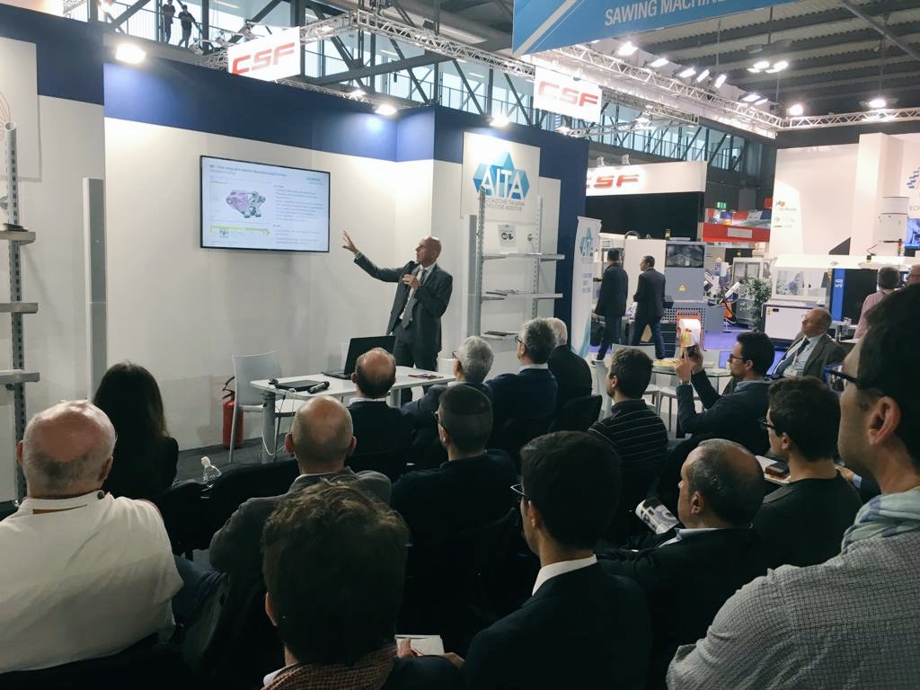 SiemensSW_IT's tweet photo. Direttamente dal @31BIMU, Beppe Grimaldi presenta le soluzioni #Siemens per l'#additivemanufacturing in grado di reinventare la produzione e reimmaginare i prodotti #Bimu2018 #industria40 https://t.co/v5J5DR697V