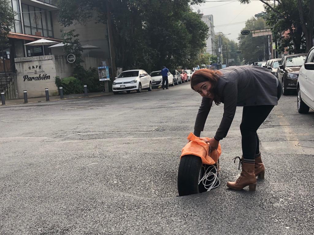 viri_dianaff's tweet photo. No tiene ni 1 semana que reportamos este bache, lo “arreglaron” y otra vez ya se abrió @BJAlcaldia en Av. Eugenia y González de Cossio Col. Del Valle en lo que va de la semana 3 autos afectados @072AvialCDMX @BACHE24CDMX tuvimos que poner una señal improvisada para los autos 🙁😱 https://t.co/mSGJtQuhJl