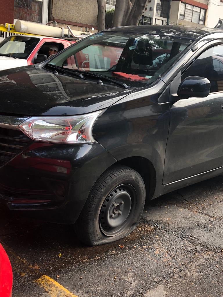 viri_dianaff's tweet photo. No tiene ni 1 semana que reportamos este bache, lo “arreglaron” y otra vez ya se abrió @BJAlcaldia en Av. Eugenia y González de Cossio Col. Del Valle en lo que va de la semana 3 autos afectados @072AvialCDMX @BACHE24CDMX tuvimos que poner una señal improvisada para los autos 🙁😱 https://t.co/mSGJtQuhJl