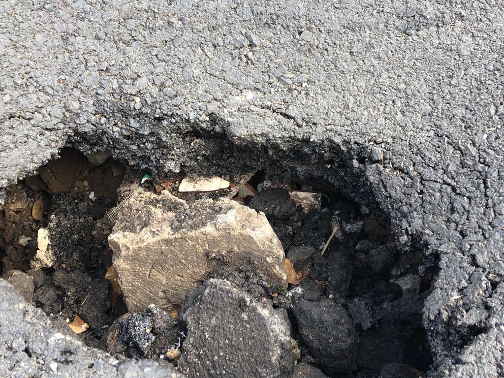 viri_dianaff's tweet photo. No tiene ni 1 semana que reportamos este bache, lo “arreglaron” y otra vez ya se abrió @BJAlcaldia en Av. Eugenia y González de Cossio Col. Del Valle en lo que va de la semana 3 autos afectados @072AvialCDMX @BACHE24CDMX tuvimos que poner una señal improvisada para los autos 🙁😱 https://t.co/mSGJtQuhJl