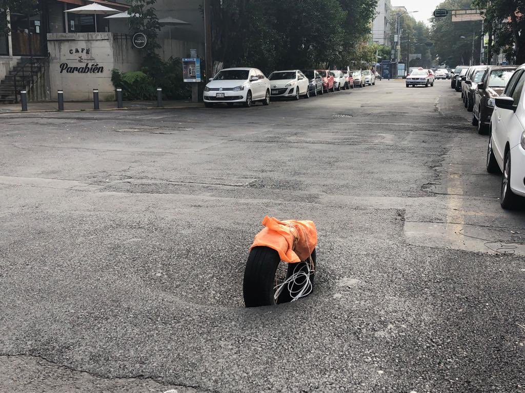 viri_dianaff's tweet photo. No tiene ni 1 semana que reportamos este bache, lo “arreglaron” y otra vez ya se abrió @BJAlcaldia en Av. Eugenia y González de Cossio Col. Del Valle en lo que va de la semana 3 autos afectados @072AvialCDMX @BACHE24CDMX tuvimos que poner una señal improvisada para los autos 🙁😱 https://t.co/mSGJtQuhJl