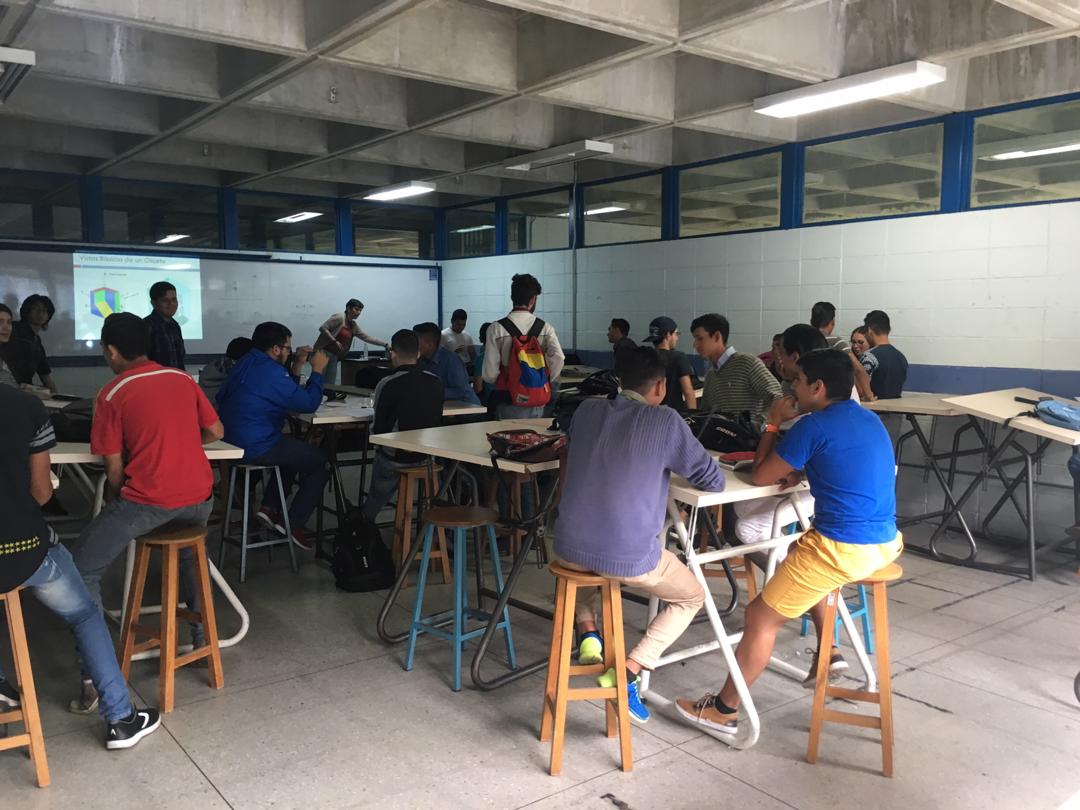 movimientoiu20's tweet photo. #11Oct Facultad de Ingeniería.
Está es la Universidad que queremos, demostrando que ante la adversidad son mas las ganas de luchar, de salir adelante, de prepararnos y de dar el todo por el todo por nuestra Universidad. 
La lucha es de todos para todos.
Que viva nuestra ULA https://t.co/88LluPbwsa