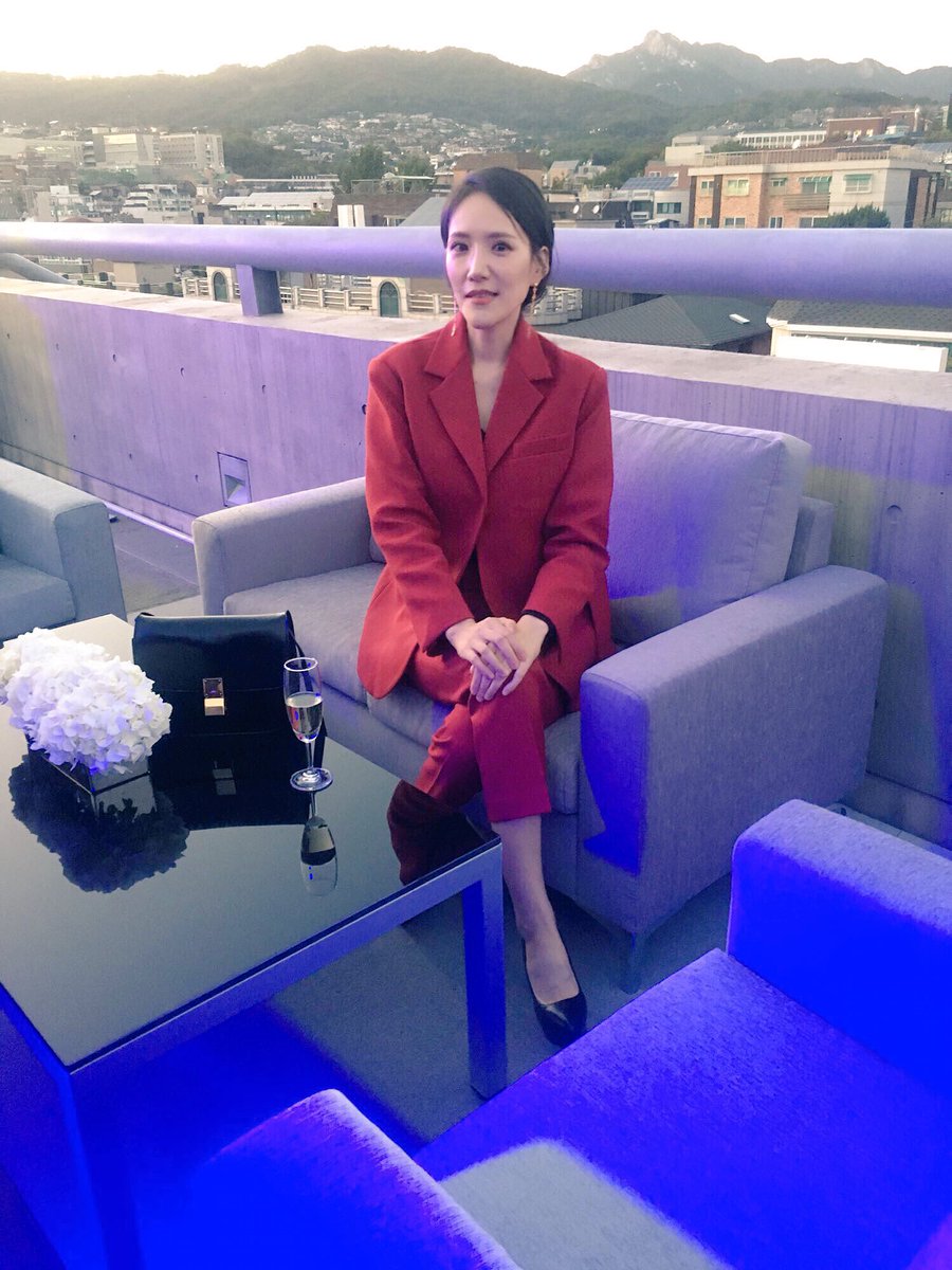sunkiberry's tweet photo. .
#톰포드 의 첫쿠션
#사틴매트쿠션컴팩트 론칭 🥂
개인적으로 너무 맘에 들었던 쿠션이에요!
#나스 도 엄청 좋아했는데 이거 물건이네요!
결점은 완벽하게 커버되고 뭉침없이 매끈하며 파우더리하게 마무리되어 피부가 보송하게 보이는게 장점
#tomfordbeauty 
#톰포드뷰티 #톰포드쿠션 #TFCUSHION https://t.co/fEtfxlReJG