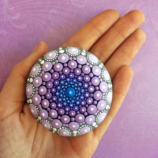 SenacBrasil's tweet photo. Tinta acrílica e pontilhismo movem a paixão que a australiana Elspeth McLean tem por cores. Ela transforma pedras cinzas em mandalas coloridas. Além de deixar a vida mais alegre, a técnica de fazer um pontinho por vez se tornou um tipo de terapia para a artista.  Curtiu? 😉 https://t.co/hguPdYyFwT
