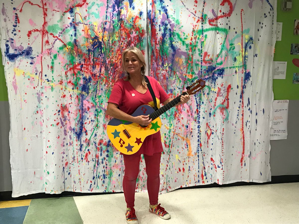 lauraworsfold99's tweet photo. Day 4,pm music with Tin Pan Annie at the bedside in HDU
#PlayInHospitalWeek @starlight_uk @nahpsofficial #playmatters #PiHW2018 @spencer_sian https://t.co/v0UffplgLN