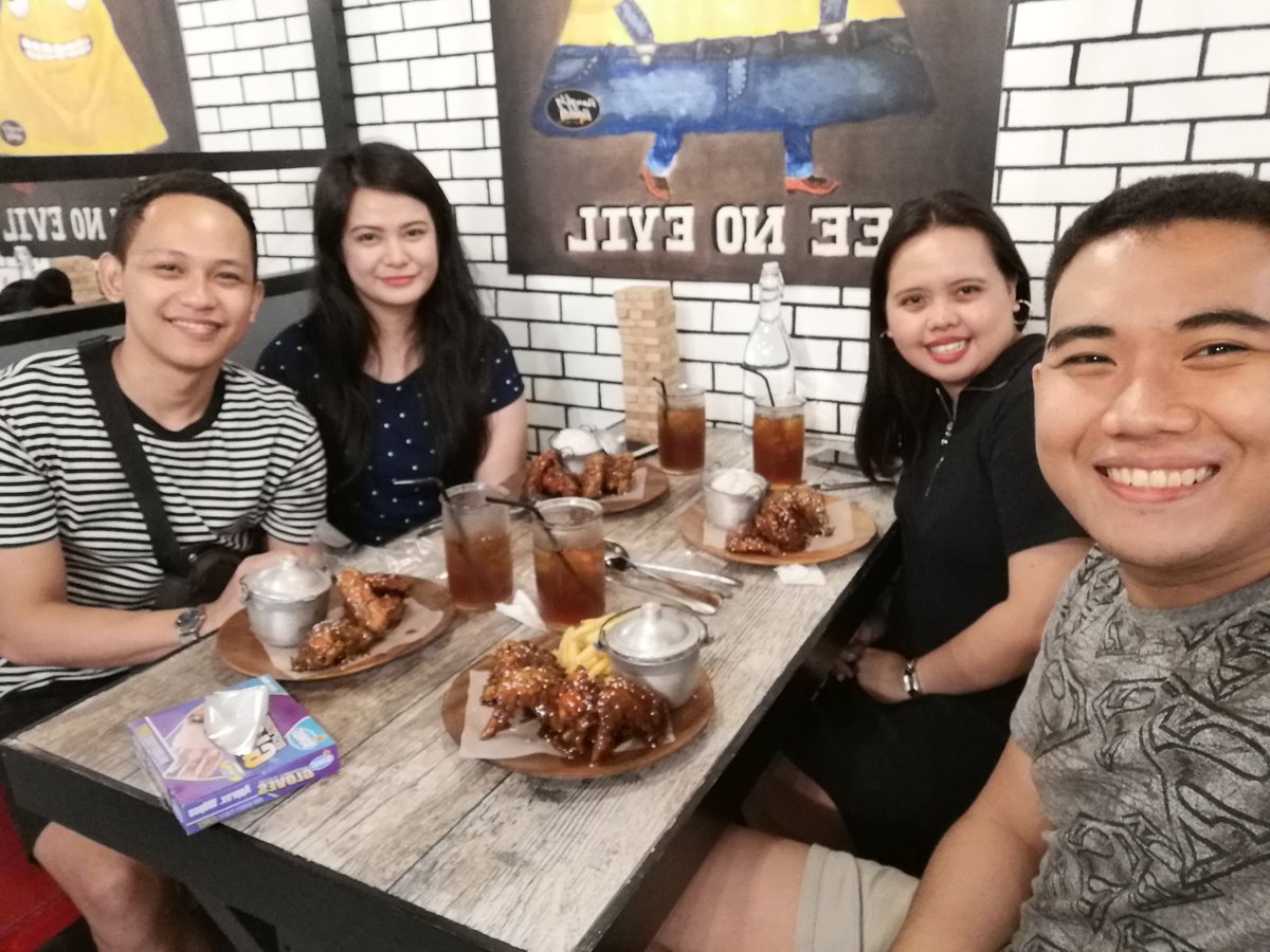 Marknapagodph's tweet photo. Unli wingz with frenz @wynonly @kathjalbuena #jasep https://t.co/q3dhz1T68q
