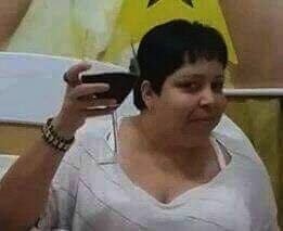 Tinha uma barata na sala agr, e fiz minha mãe tirar os sofás e a mesinha do lugar pra procurar kkkkkkkkkkkkk ela achou

Resultado:
Comecei a gritar (deve q deu pra ouvir meus gritos do quarteirão inteiro), subi em cima do aparador, quase derrubei a TV, e minha mãe matou a barata