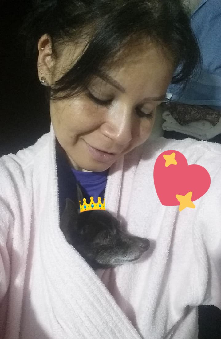 marsanzs's tweet photo. Pues #Mumis durmió mucho mejor, esperamos que siga así, el sábado tenemos cita con su veterinario. Aquí en la foto con su mami @vsanzs #HastaaquímireporteJoaquín https://t.co/ztlOKDm8xW