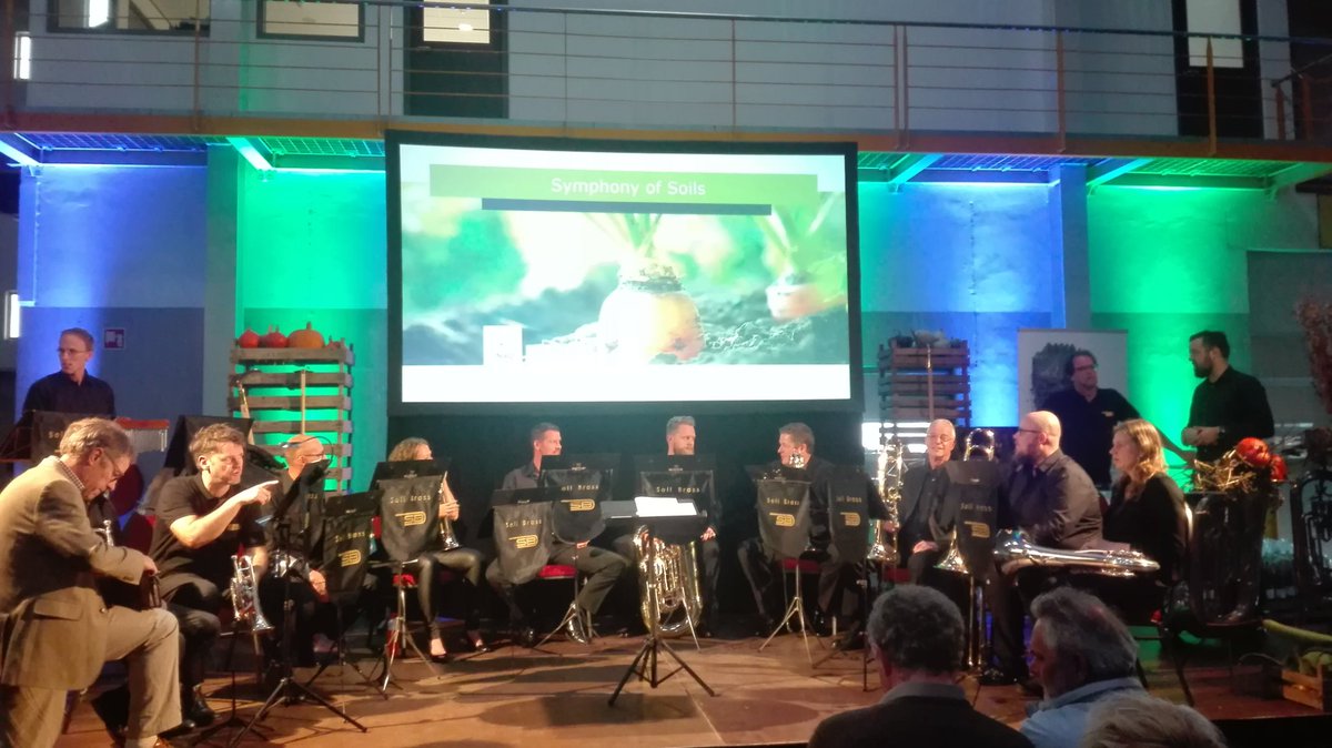 WeekvanOnsEten's tweet photo. De Symphony of Soils, gecomponeerd door Geert Jan Kroon wordt uitgevoerd door SoliBrass band! Het is geinspireerd op de urgentie van het vitaal maken van onze bodem #bodemvitaliteit #dafw18 #solibrass https://t.co/duy6QlmK9b