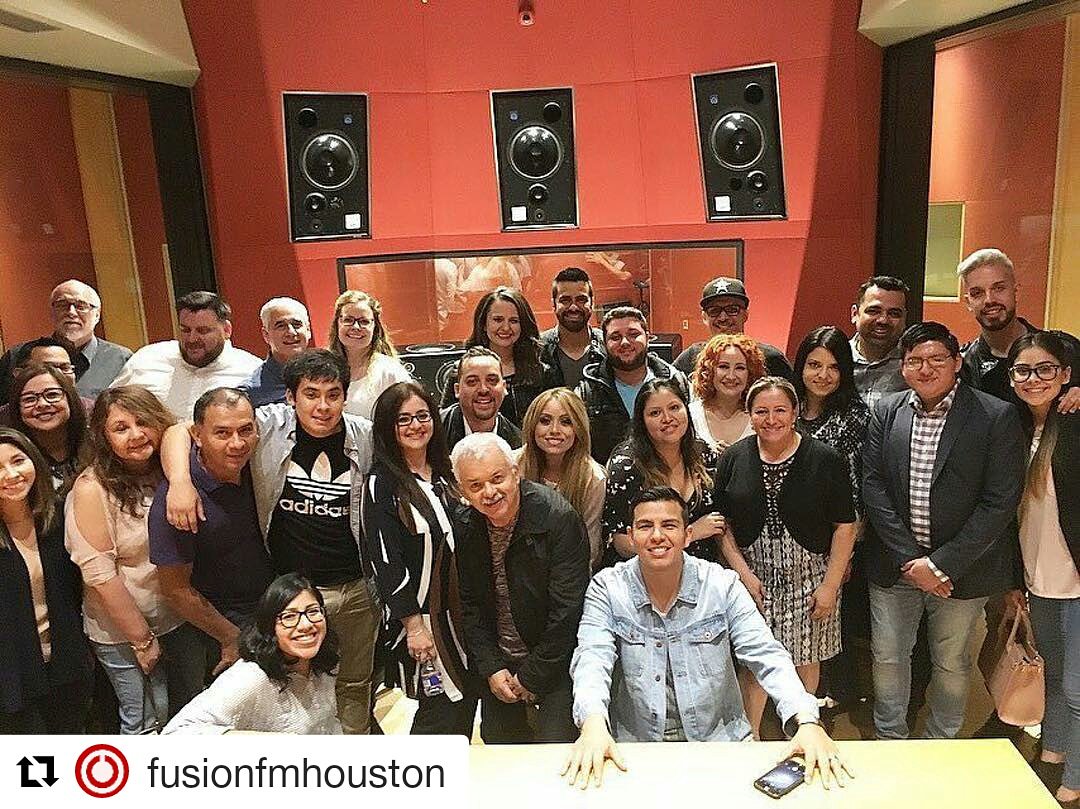 Nuestro #Tbt de hoy es del lanzamiento del disco #DesciendeAquí de nuestros pastores <a href="/HaroldGuerra/">Harold Guerra</a> y <a href="/ElenaWittGuerra/">Elena Witt-Guerra</a> #throwbackthursday