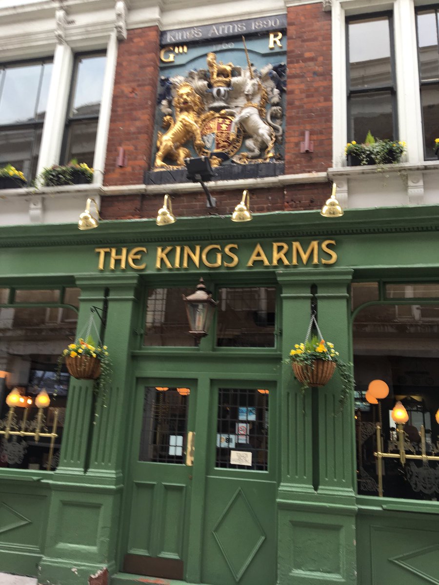 windsoretonbrew's tweet photo. Borough Market and a beer. Oh why not then? Green Hopped Guardsman on @kingsarmsboro. Fresh hops straight from a hop farm in East Sussex #FreshFreshFresh #WeBrewWatch https://t.co/KDCprjs8ep