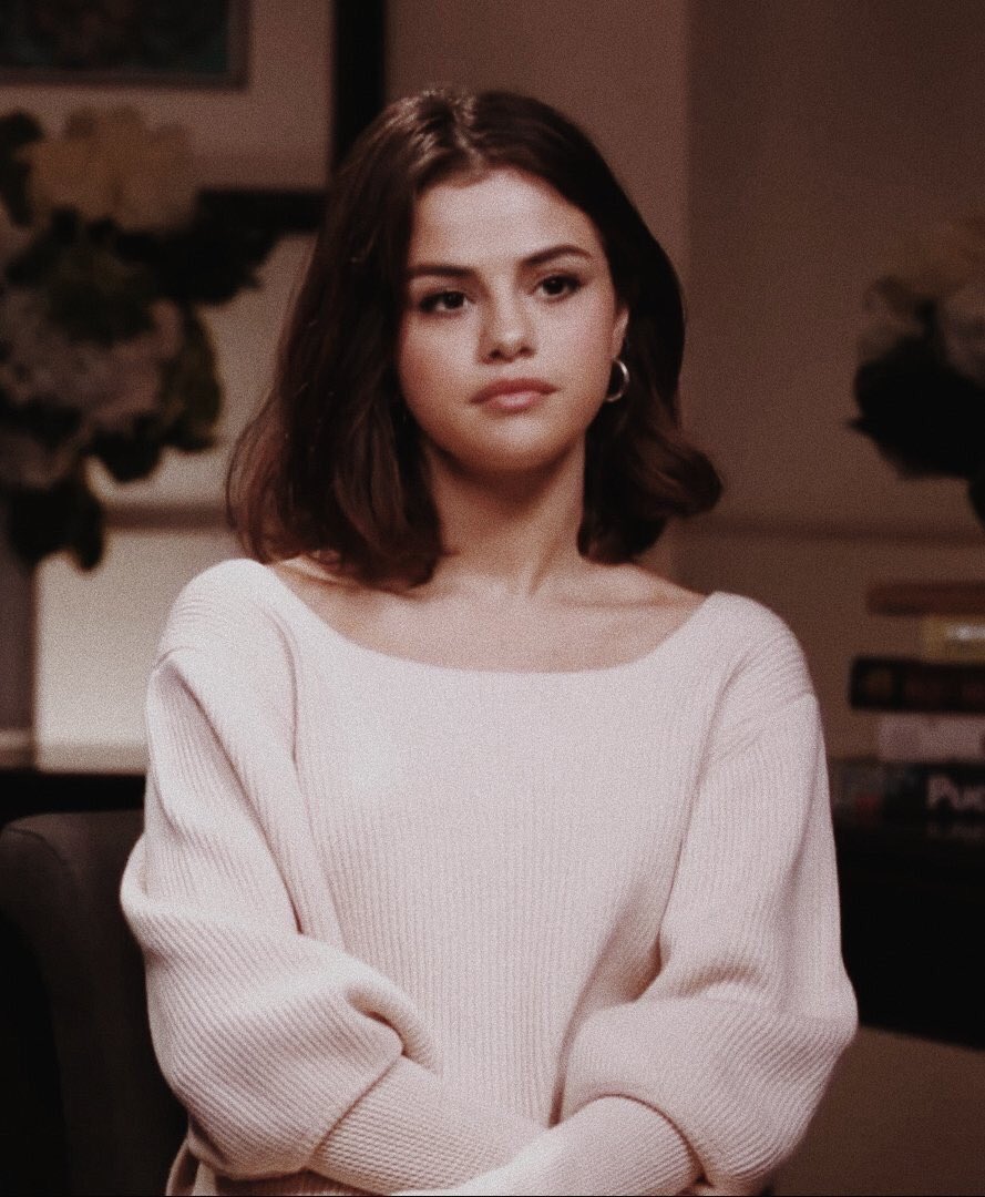 clarkeblake_'s tweet photo. Stay strong princess💛#PrayForSelena https://t.co/Q3cYKewy5P